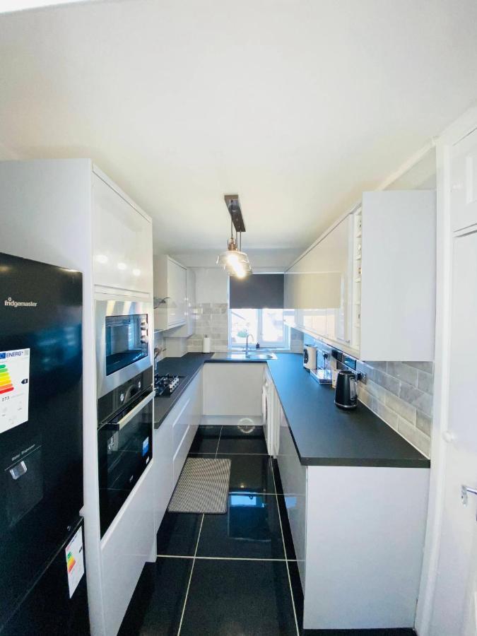 Bright, Spacious, Modern Interior Decor 2 Bedrooms Apartment With Amazing Views Londra Esterno foto